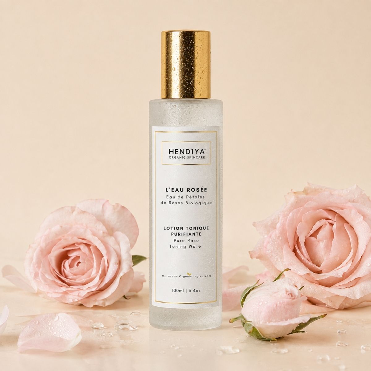 L'Eau Rosée Hendiya entourée de pétales de rose fraîche